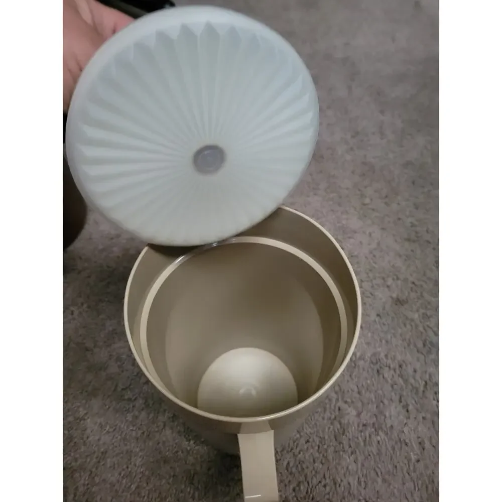 Vintage Harvest Tan Tupperware 2-Qt Pitcher 800-7 Push Button Lid